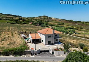 Moradia T5 com Garagem e Terreno em Sobral de Monte Agraço