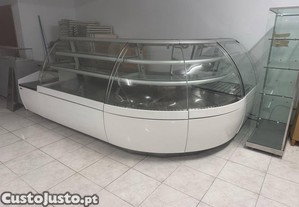 Balco composto por mvel e vitrines - Usado