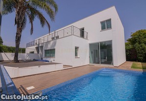 Nao Perca Esta Grande Oportunidade! Fabulosa Moradia Moderna De Luxo V4 De Grandes Dimensões Com 2 Pisos, Piscina E Amplo Lograd