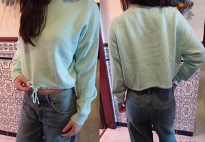 Camisola estilo sweatshirt curta, corte folgado, casual e atrativa - Tam. S Bershka