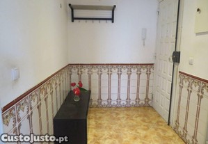 Apartamento duplex invertido em Queluz com quatro assoalhadas, terraço e logradouro .