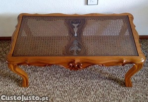 Mesa de centro com tampo de vidro