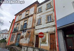 Conjunto de duas moradias para converter em apartamentos