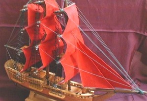 Barco de madeira 66x57cm