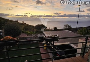 Moradia de luxo no caniço-madeira.