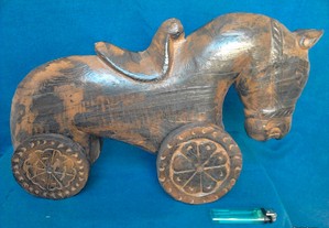 Cavalo com rodas em madeira talhada