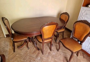 Excelente mesa de madeira maciça com cadeira de couro real.