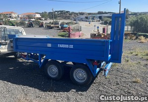 Distribuidor de fardos quadrados e de tacos