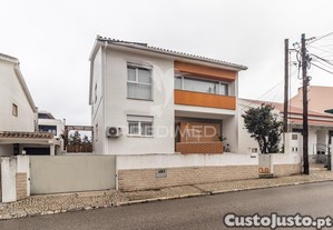 Moradia bi-familiar t4 + t2 - remodelada