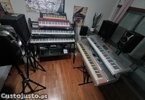7 Teclados, Amplificador, colunas, suportes, microfone Etc