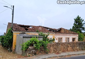 Conjunto de moradias em ruína e terrenos em penhascoso