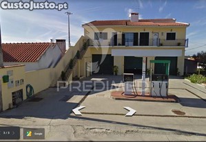 Pavilhão, oficina com logradouro, e estação de serviço, na glória do ribatejo