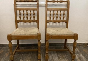 Cadeiras de madeira e palha