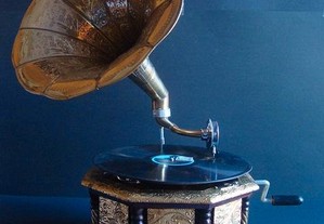 Gramofone com caixa em madeira sextavada