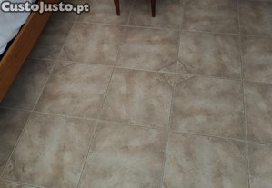 cama de casal com estrado 2 mesas cabeceiras e roupeiro