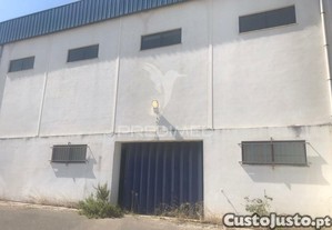 Armazém com terreno e escritórios em alenquer