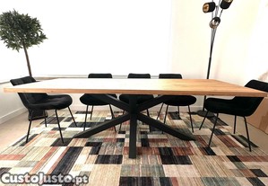 Mesa de madeira maciça como nova