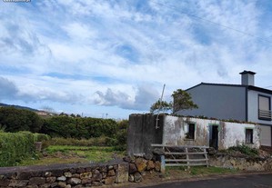 Ruína inserida em terreno de 538m², na freguesia de Vila Nova