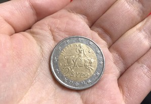 Moeda de dois euros com letra na estrela