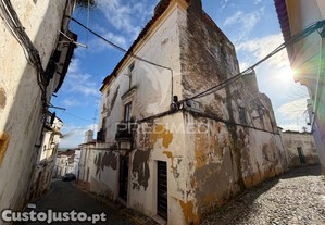 Moradia para recuperação com elevado potencial de rentabilidade no centro histórico de elvas
