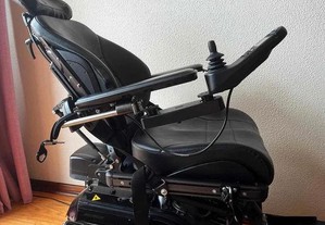 Cadeira de rodas elétrica modelo Permobil C400