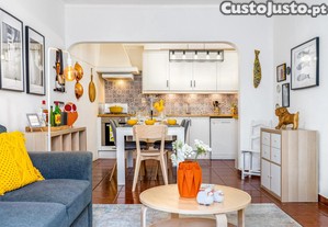 Moradia geminada T1+2 com 3 pisos   remodelada, na Guia (Albufeira)