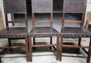 Cadeiras, antiquíssimas, em madeira com cabedal no assento e costas