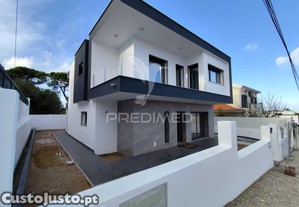 Moradia contemporânea t4 isolada sobreda