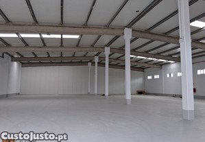Armazm com 1172 m2 na zona industrial e comercial do Montijo