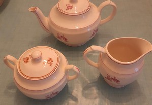 Conjunto de chá em cerâmica antiga