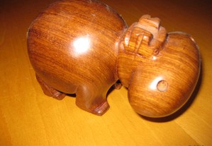 hipopótamo em madeira