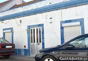 Moradia térrea em sarrilhos pequenos   vitalício