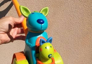 Conjunto 2 brinquedos andador Canguru e Gafanhoto vend troc