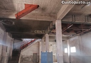 Grande Armazm (565 m2 ) em pleno centro habitacional na Vidigueira para transformar em Habitaes.