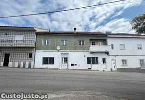 Moradia com Comércio em Azinheira, Rio Maior   Dois espaços, uma só oportunidade