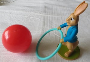 Boneco Personagem da Série desenhos Animados Coelho com o aro e respetiva bola para encestar.