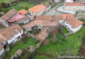 Moradia De 2 Pisos Com Pátio Para Reconstruir -...