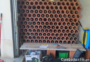 Garrafeira em tijoleira com 96 garrafas