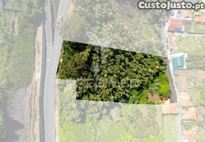 Terreno urbano com duas frentes de estrada