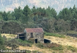 Terreno Com Aprox. 2.200M2 Com Runa Em Pedra!