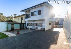 Moradia T4 Com Pátio, Jardim E Garagem Em...
