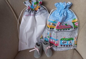 Conjunto de dois sacos para as roupinhas do bebé