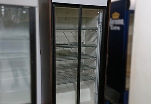 Armário refrigerado duplo com 2 portas de correr
