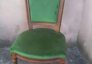 Seis cadeiras em madeira maciça e assento e costas em veludo verde