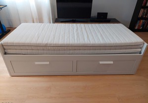 Cama Ikea individual/dupla, branca, com dois colchões