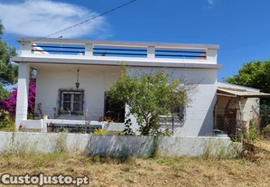 Casa tradicional com terreno e armazém