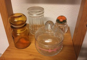 Conjunto de 4 frascos de vidro diversos com tampa