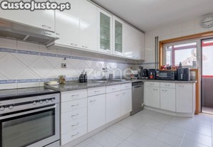 Apartamento T2 Com Varandas E Lug. Garagem - Av...