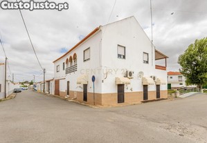 Moradia com Potencial de Habitao e Negcio em Sobral da Adia, Moura