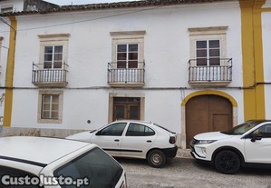 Moradia em banda no centro de Vila Viosa - com terreno e anexos